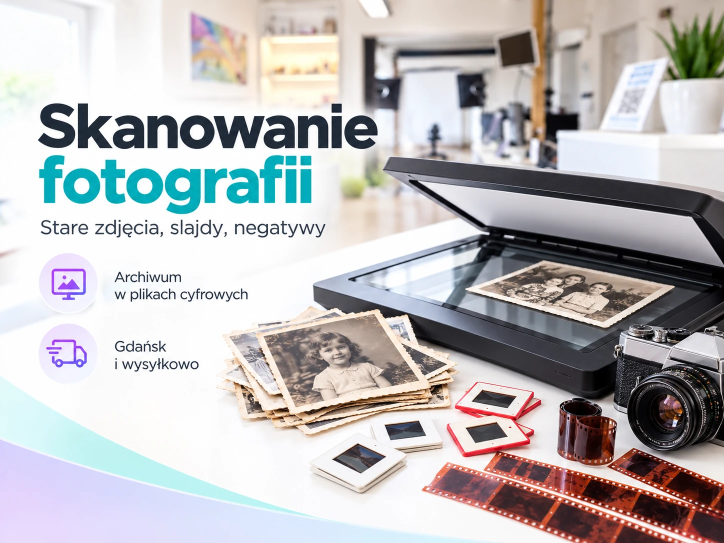 Skaner płaski ze starą czarno-białą fotografią, obok slajdy, negatywy i aparat analogowy.