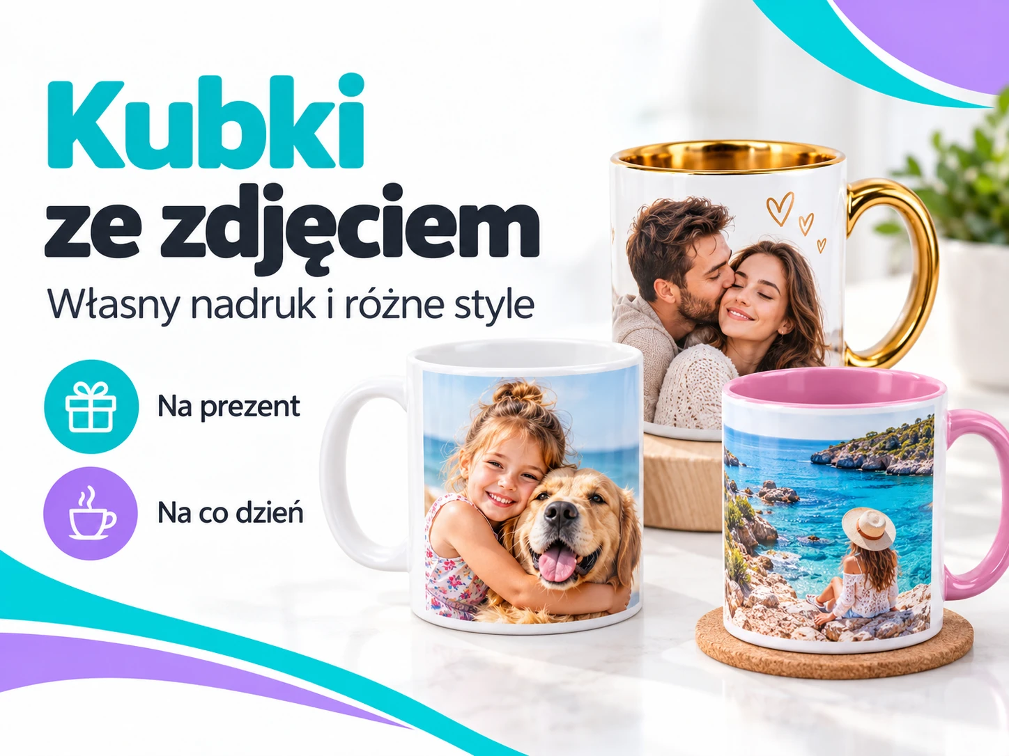 Trzy personalizowane kubki z nadrukiem zdjęć rodzinnych i wakacyjnych w różnych wersjach kolorystycznych.