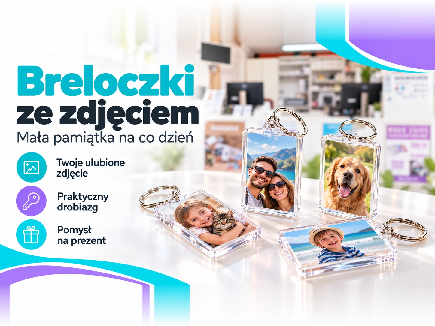Prostokątne, przezroczyste breloczki z nadrukowanymi zdjęciami rodziny i psa.